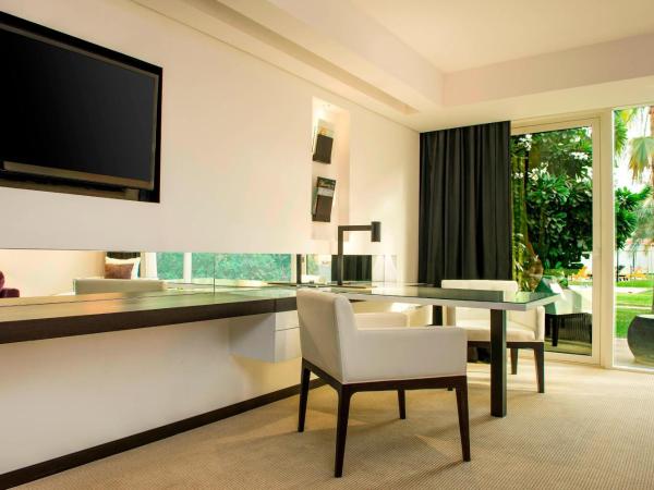 Le Méridien Dubai Hotel & Conference Centre : photo 3 de la chambre hébergement lit king-size le royal club avec accès au salon exécutif, goûter et happy hours - navette gratuite vers dubai mall/burj khalifa et aéroport international de dubaï (dxb)