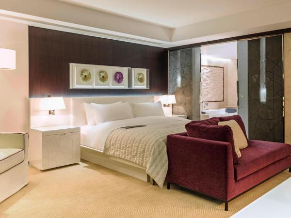 Le Méridien Dubai Hotel & Conference Centre : photo 5 de la chambre hébergement lit king-size le royal club avec accès au salon exécutif, goûter et happy hours - navette gratuite vers dubai mall/burj khalifa et aéroport international de dubaï (dxb)