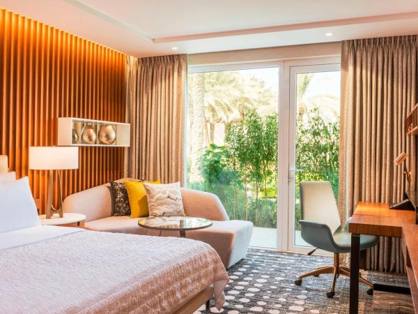 Le Méridien Dubai Hotel & Conference Centre : photo 3 de la chambre hébergement lit queen-size le meridien club avec accès au salon exécutif, goûter et happy hours - vue sur jardin - navette gratuite vers dubai mall/burj khalifa et aéroport international de dubaï (dxb)