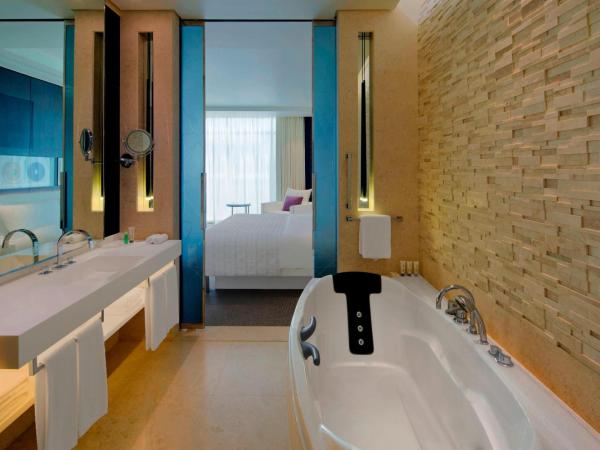 Le Méridien Dubai Hotel & Conference Centre : photo 6 de la chambre hébergement lit king-size le royal club avec accès au salon exécutif, goûter et happy hours - navette gratuite vers dubai mall/burj khalifa et aéroport international de dubaï (dxb)