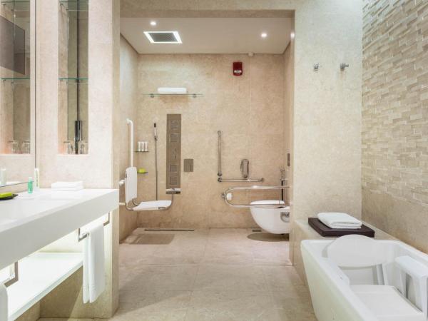 Le Méridien Dubai Hotel & Conference Centre : photo 7 de la chambre hébergement lit king-size le royal club avec accès au salon exécutif, goûter et happy hours - navette gratuite vers dubai mall/burj khalifa et aéroport international de dubaï (dxb)