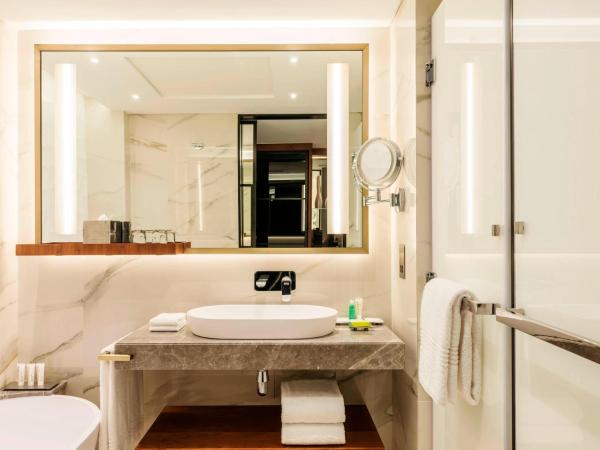 Le Méridien Dubai Hotel & Conference Centre : photo 5 de la chambre hébergement lit queen-size le meridien club avec accès au salon exécutif, goûter et happy hours - vue sur jardin - navette gratuite vers dubai mall/burj khalifa et aéroport international de dubaï (dxb)