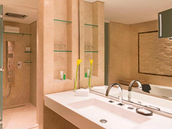 Le Méridien Dubai Hotel & Conference Centre : photo 9 de la chambre hébergement lit king-size le royal club avec accès au salon exécutif, goûter et happy hours - navette gratuite vers dubai mall/burj khalifa et aéroport international de dubaï (dxb)