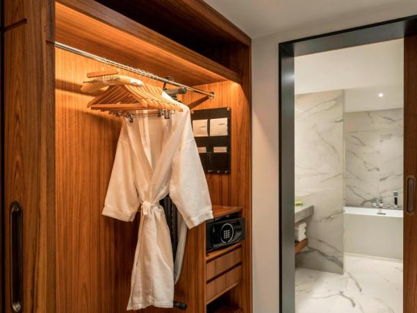 Le Méridien Dubai Hotel & Conference Centre : photo 4 de la chambre suite junior 1 chambre deluxe avec accès au salon exécutif, goûter, happy hours et navette gratuite vers dubai mall/burj khalifa et aéroport international de dubaï (dxb)