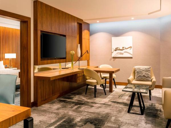 Le Méridien Dubai Hotel & Conference Centre : photo 1 de la chambre suite junior 1 chambre deluxe avec accès au salon exécutif, goûter, happy hours et navette gratuite vers dubai mall/burj khalifa et aéroport international de dubaï (dxb)