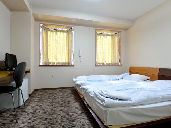 Juyoh Hotel : photo 3 de la chambre chambre lits jumeaux avec salle de bains commune