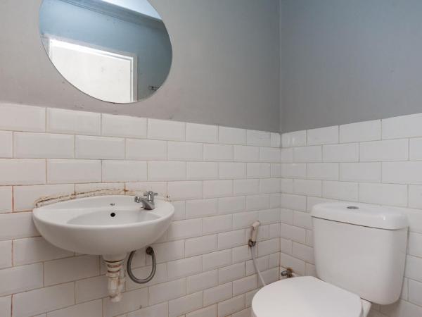 RedDoorz Plus @ Kemayoran : photo 10 de la chambre chambre double