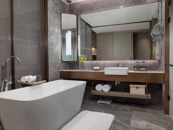 Wonderland Hotel Ningbo International Conference Center : photo 3 de la chambre chambre lit king-size deluxe - vue sur lac