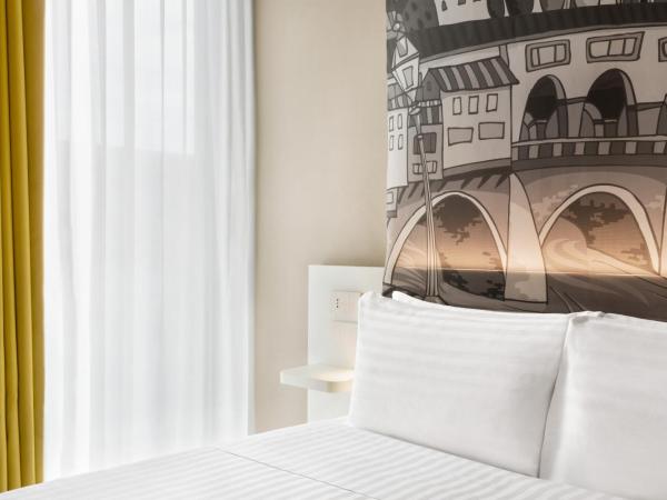 Wyndham Garden Florence : photo 4 de la chambre chambre lit double pour personnes à mobilité réduite - douche accessible en fauteuil roulant - non-fumeurs