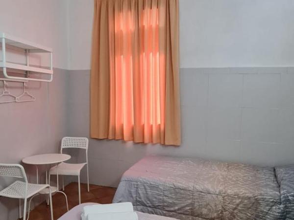 Pensión 45 : photo 1 de la chambre chambre lits jumeaux - vue sur ville