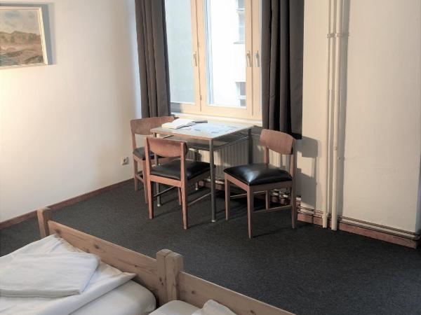 Die Fabrik - Hostel : photo 2 de la chambre chambre triple avec salle de bains commune