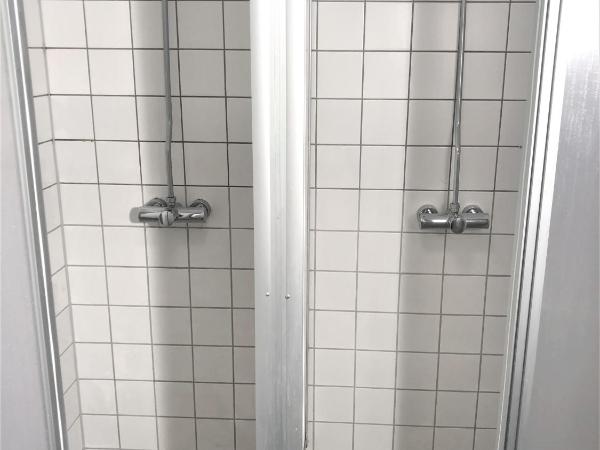 Die Fabrik - Hostel : photo 6 de la chambre chambre triple avec salle de bains commune