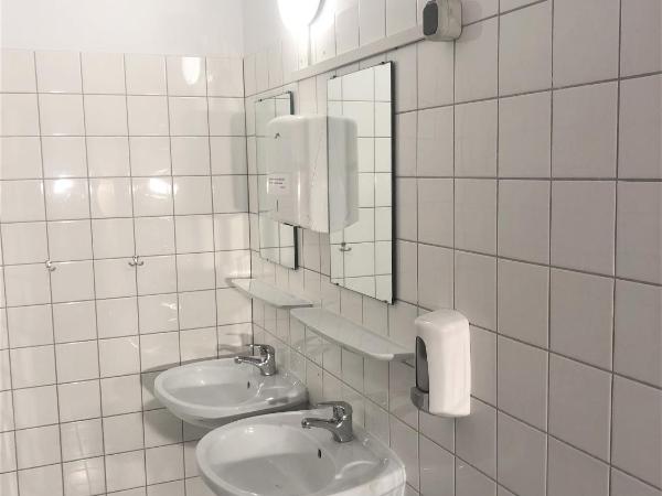 Die Fabrik - Hostel : photo 3 de la chambre chambre simple avec salle de bains commune