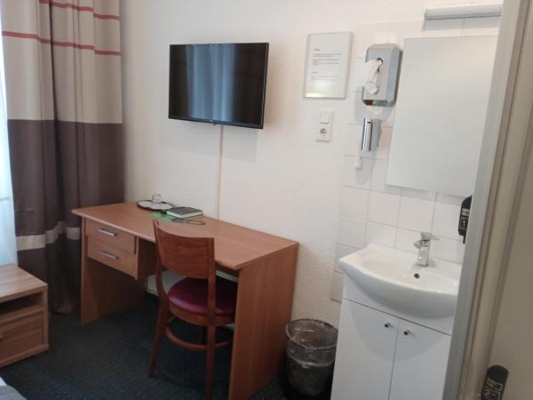 City Pension Berlin : photo 2 de la chambre chambre simple avec douche privée et toilettes communes.