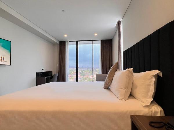 Crowne Plaza Sydney Burwood, an IHG Hotel : photo 5 de la chambre hébergement lit king-size premium avec baignoire - vue sur ville