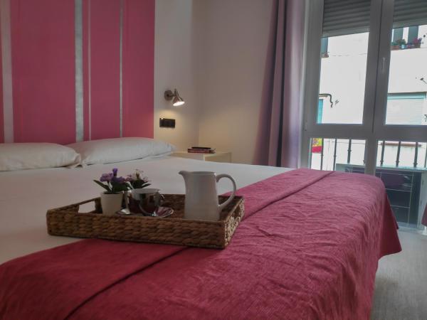 Hostal Santa Ana Colors : photo 6 de la chambre grande chambre double ou lits jumeaux