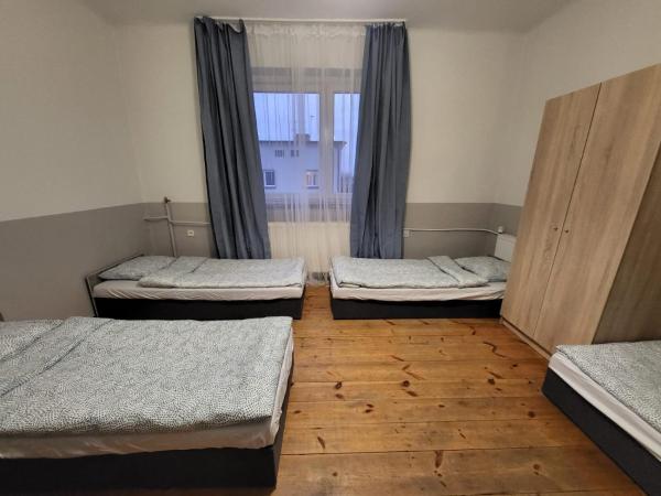 Tanie spanie Wilda - Zameldowanie bezobsługowe - : photo 1 de la chambre chambre quadruple avec salle de bains commune