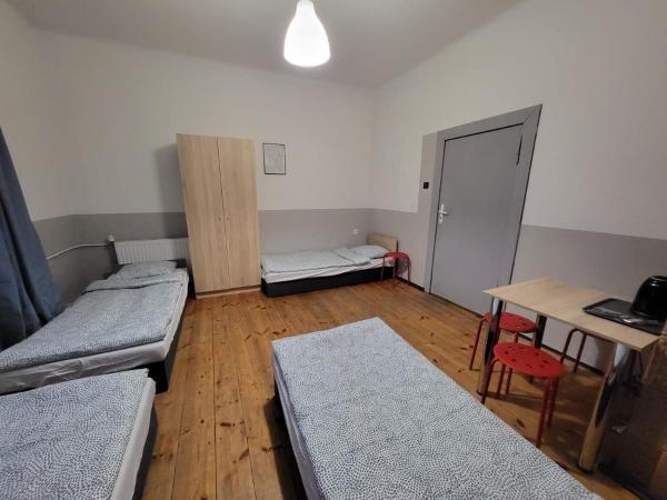 Tanie spanie Wilda - Zameldowanie bezobsługowe - : photo 4 de la chambre chambre quadruple avec salle de bains commune