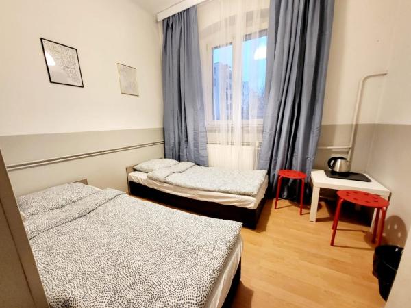 Tanie spanie Wilda - Zameldowanie bezobsługowe - : photo 1 de la chambre petite chambre double ou lits jumeaux