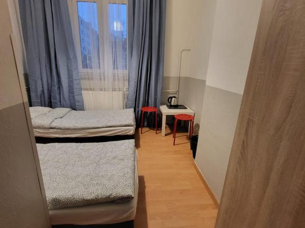 Tanie spanie Wilda - Zameldowanie bezobsługowe - : photo 4 de la chambre petite chambre double ou lits jumeaux