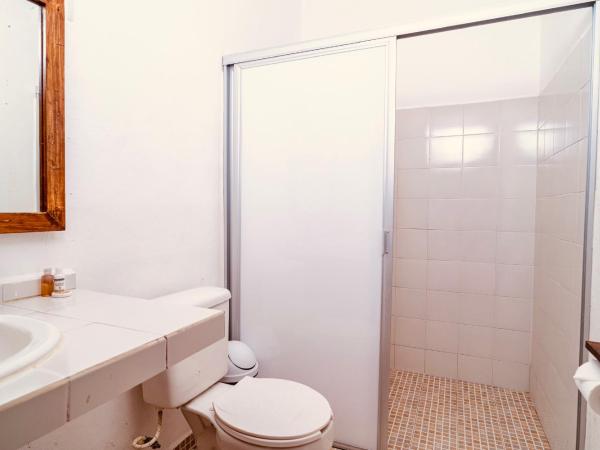 Mezcal Hostel : photo 10 de la chambre chambre quadruple avec salle de bains privative