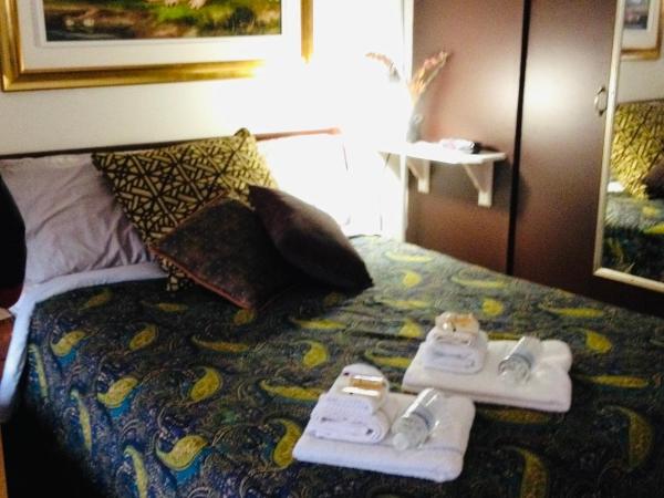 Repos & Manna Downtown Montréal : photo 7 de la chambre chambre double avec lit superposé