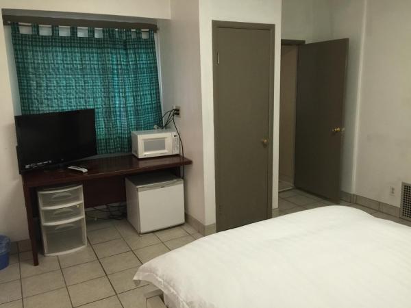 Avenues Hostel : photo 2 de la chambre chambre simple avec salle de bains 