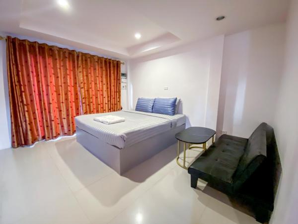 The Seathru Koh Larn : photo 3 de la chambre chambre familiale avec balcon