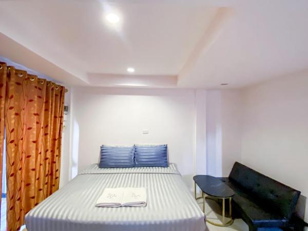 The Seathru Koh Larn : photo 4 de la chambre chambre familiale avec balcon