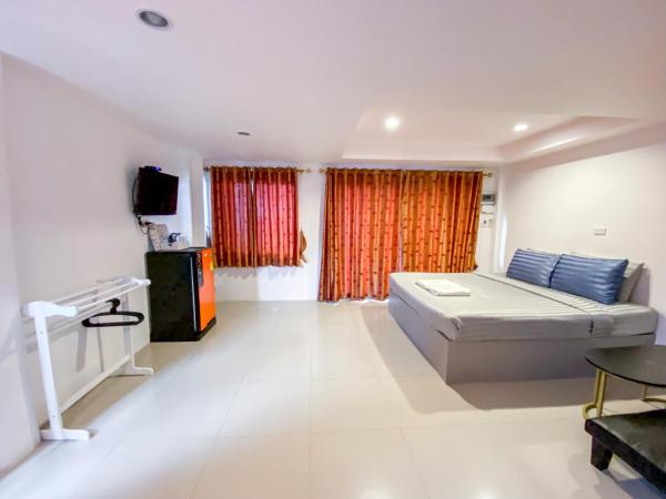 The Seathru Koh Larn : photo 5 de la chambre chambre familiale avec balcon
