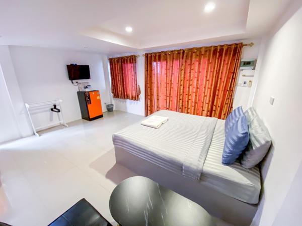 The Seathru Koh Larn : photo 7 de la chambre chambre familiale avec balcon