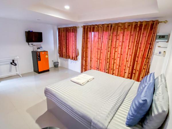 The Seathru Koh Larn : photo 8 de la chambre chambre familiale avec balcon