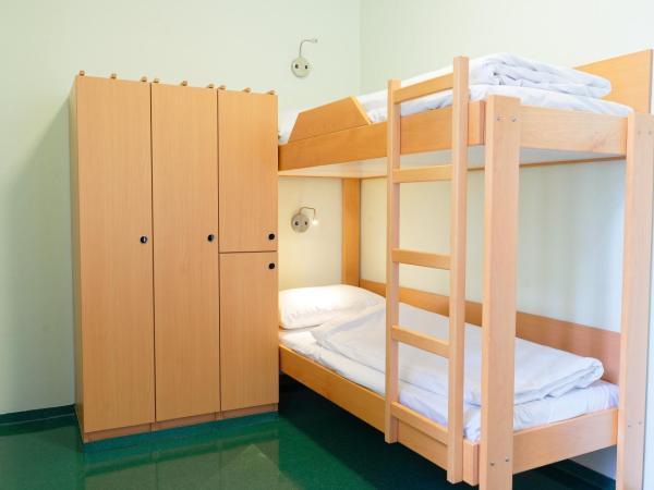 Jugendgstehaus Brigittenau &Brigittenau Youth Palace : photo 2 de la chambre chambre lits jumeaux avec salle de bains privative
