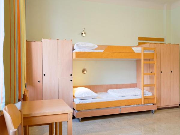 Jugendgästehaus Brigittenau &Brigittenau Youth Palace : photo 3 de la chambre chambre lits jumeaux avec salle de bains privative