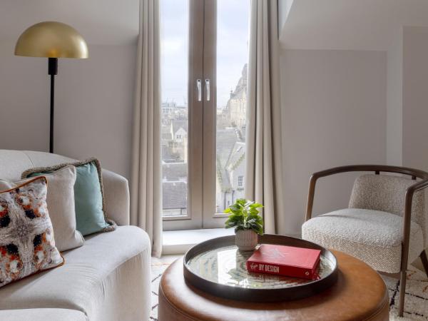 Virgin Hotels Edinburgh : photo 4 de la chambre suite lit king-size - vue sur château