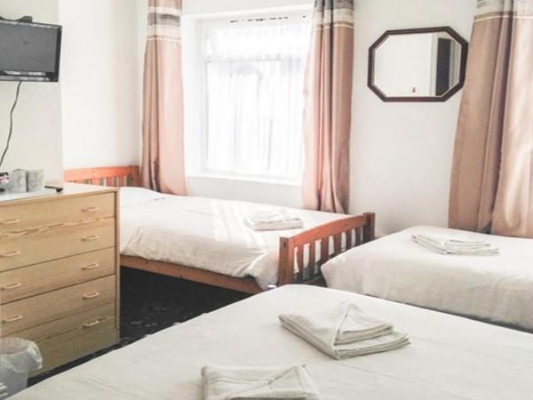 The Sandringham Court Hotel & Apartment with High Speed Wi-Fi : photo 1 de la chambre chambre quadruple avec salle de bains