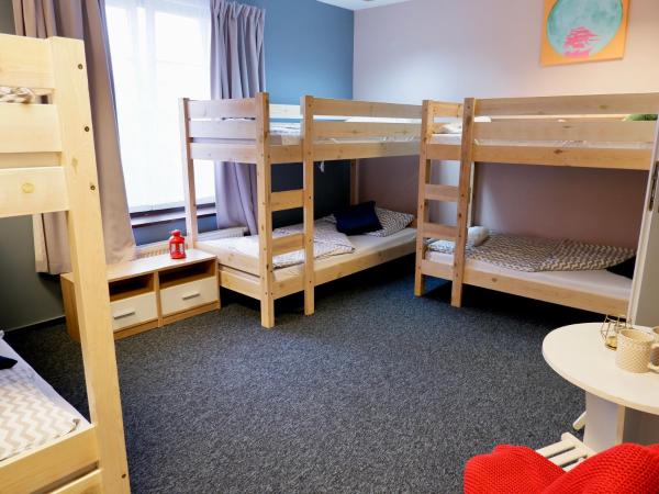 Moon Hostel Gdańsk : photo 3 de la chambre chambre sextuple avec salle de bains commune
