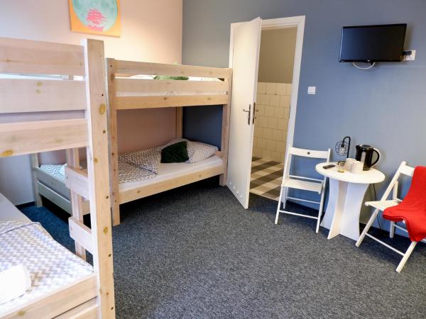 Moon Hostel Gdańsk : photo 2 de la chambre chambre sextuple avec salle de bains 
