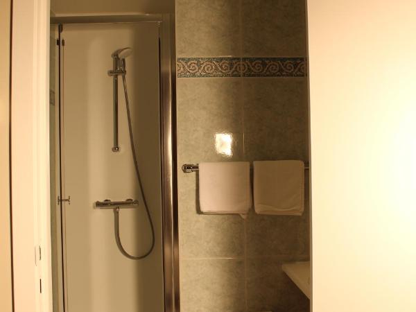Hotel Rubens : photo 2 de la chambre chambre double avec salle de bains privative séparée