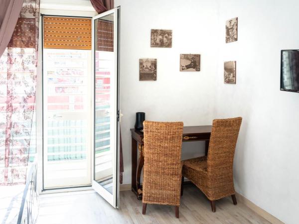 BEDandFLY : photo 6 de la chambre chambre lit queen-size avec balcon