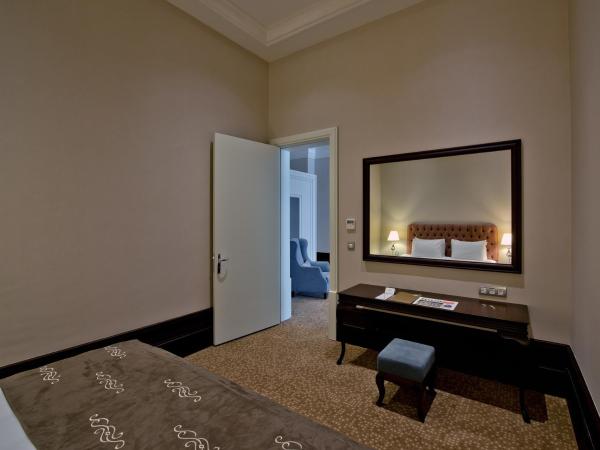 Vialand Palace Hotel : photo 6 de la chambre suite lit king-size