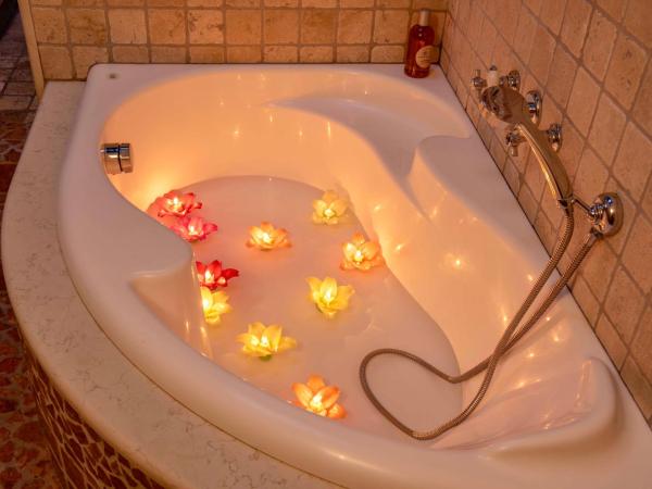 A'Luggetella : photo 10 de la chambre suite lit king-size avec baignoire spa