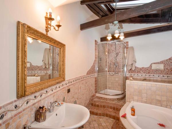 A'Luggetella : photo 6 de la chambre suite lit king-size avec baignoire spa