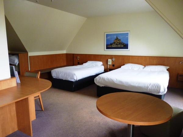 Hôtel Vert : photo 10 de la chambre chambre quadruple avec baignoire