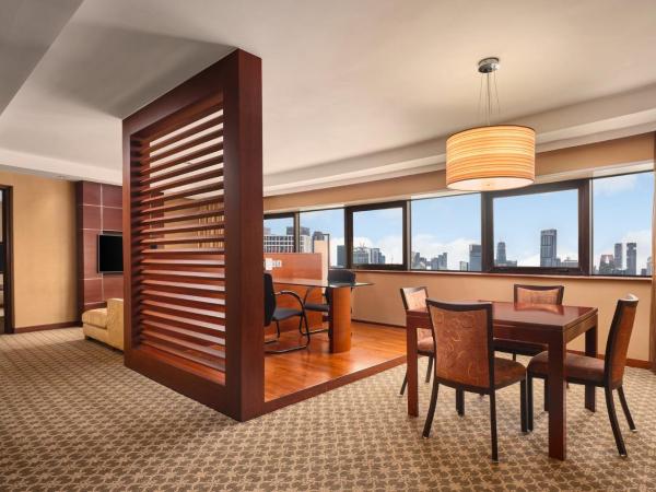 Holiday Inn Singapore Atrium, an IHG Hotel : photo 4 de la chambre suite 1 chambre lit king-size - accès au salon - Étage supérieur