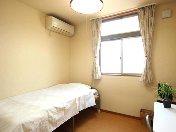 プチバスケット : photo 2 de la chambre chambre simple avec toilettes et douche communes