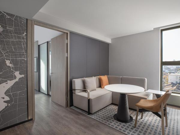 AC Hotel by Marriott Suzhou China : photo 1 de la chambre suite lit king-size - vue sur ville