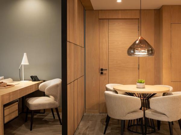 Le Royal Meridien Beach Resort & Spa Dubai : photo 5 de la chambre suite royale club avec 1 lit king-size - accès au salon exécutif, goûter, happy hour et navette depuis l'aéroport de dubaï
