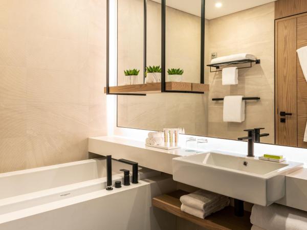 Le Royal Meridien Beach Resort & Spa Dubai : photo 4 de la chambre chambre royale club avec 1 lit king-size - accès au salon exécutif, goûter, happy hour et navette depuis l'aéroport de dubaï - vue sur jbr