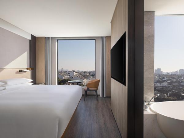 AC Hotel by Marriott Suzhou China : photo 2 de la chambre suite lit king-size - vue sur ville